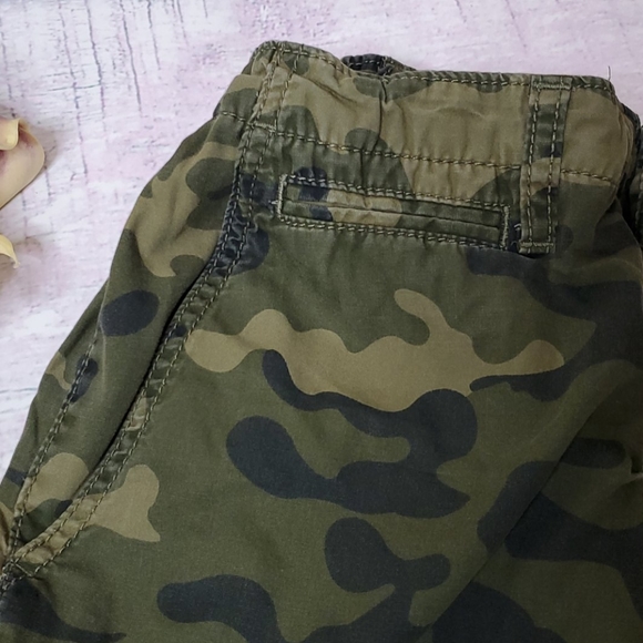 GapKids Lined Camo Jogger Pants - Picture 3 of 9